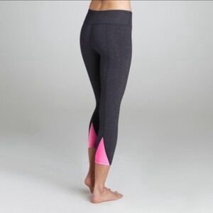 Beyond Yoga Pop Triangle heather gray and pink capri leggings sz XS extra small